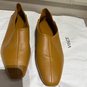 Vince Flat in camel color. Size is 38. It comes with its dust bag.